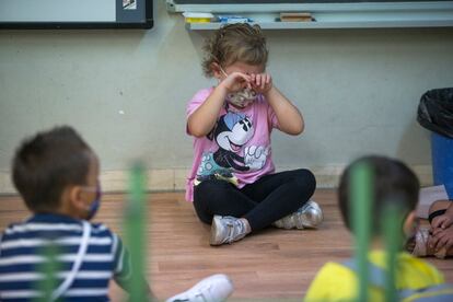 Una niña llora en su primer día de colegio, en la escuela Catalònia de Barcelona.