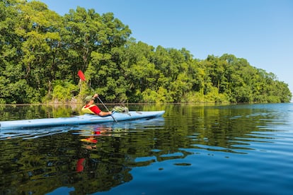 Un kayak recorriendo la Laguna de Cacao, una pequeña albufera de aproximadamente un kilómetro cuadrado en el parque nacional Nombre de Dios (Honduras).