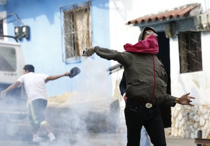 Un manifestante lanza un objeto a las fuerzas de seguridad. 
