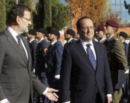  El jefe del Gobierno, Mariano Rajoy (i), y el presidente franc&eacute;s, Fran&ccedil;ois Hollande (d), pasan revista a las tropas hoy en el Palacio de La Moncloa, en Madrid, donde asistir&aacute;n a la XXIII cumbre bilateral en la que analizar&aacute;n la agenda de la UE y ultimar&aacute;n detalles de la puesta en marcha del AVE Barcelona-Par&iacute;s. 