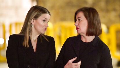 La presidenta del Govern Balear, Marga Prohens, y la presidenta del Congreso de los Diputados, Francina Armengol, charlan antes del concierto de Projecte Home celebrado en la catedral de Palma de Mallorca el mes pasado.