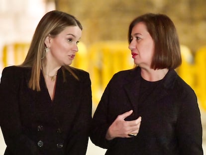 Marga Prohens y su antecesora, la hoy presidenta del Congreso, Francina Armengol, charlan antes del concierto de Projecte Home celebrado en la catedral de Palma de Mallorca, este lunes.