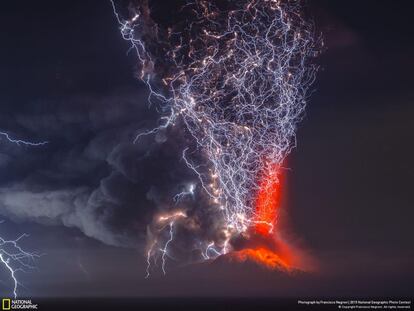 Uno de los momentos más violentos de la erupción del volcán Calbuco (Santiago de Chile) el pasado 23 de abril. Después de más de 40 años inactivo, expulsó más de 200 millones de toneladas de cenizas y supuso la evacuación de más de 2.000 personas.