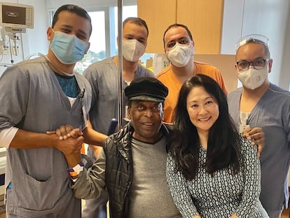 La leyenda del fútbol, Pelé, junto al personal sanitario tras abandonar el hospital, este jueves.