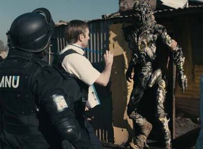 En el centro, el actor Shartlo Copley, en un fotograma de <i>District 9.</i>