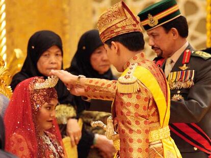 La novia y el sultán de Brunei, en un momento de la ceremonia.