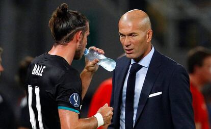 Bale charla con Zidane durante la Supercopa.