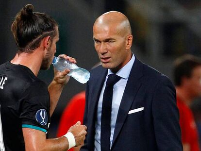 Bale charla con Zidane durante la Supercopa.