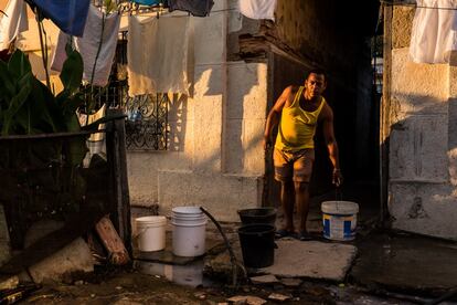 En las horas de suministro de agua, se ve a los cubanos ocupados llenando y transportando cubos de agua. 