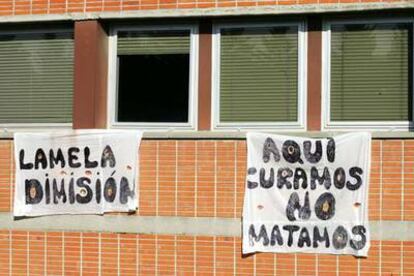 Pancartas pidiendo la dimisión de Lamela en la fachada del hospital Severo Ochoa de Leganés (Madrid).