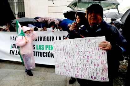 Un jubilat sosté un cartell en defensa de les pensions durant la manifestació a Madrid.