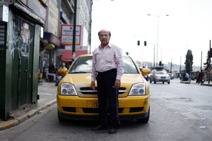 Dasalakis Theodoros, 60 años, taxista, posa en el puerto de Atenas. "Comparto el taxi con mi hijo, así podemos trabajar 24 horas al día para que las cosas marchen".