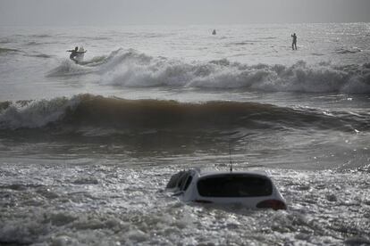 Un cotxe arrossegat pel temporal.