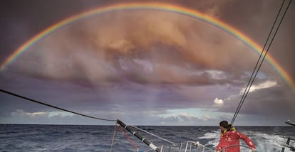 El francs Charles Caudrelier, patrn de carrera del barco Dongfeng, mientras observa el ocano Atlntico durante su participacin en la segunda etapa de la Carrera de Ocanos de Volvo de Lisboa (Portugal) a Ciudad del Cabo (Sudfrica).