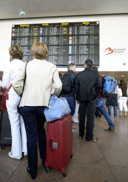 Un grupo de pasajeros espera en el aeropuerto Zaventem de Bruselas, este miércoles.