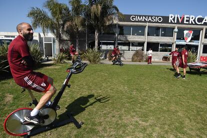 Fotografía sin fecha cedida por el Club River Plate del jugador Javier Pinola durante un entrenamiento en Buenos Aires (Argentina).