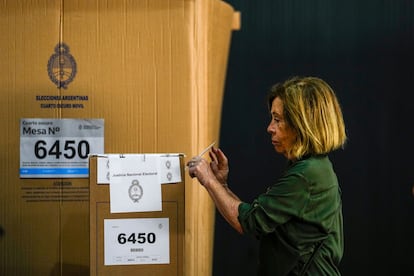 Una mujer vota en Buenos Aires, este domingo.