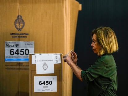 Una mujer vota en Buenos Aires, este domingo.