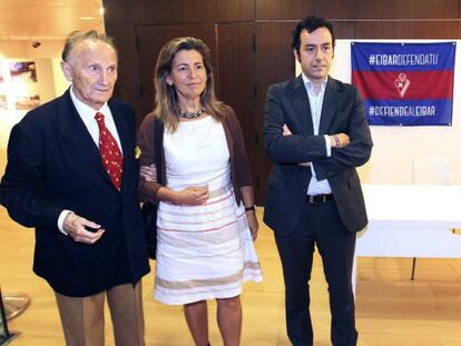 El presidente del Eibar, Álex Aranzábal, a a la derecha, junto a Ana Oregi y Vicente Zaragüeta.