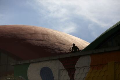 Las cúpulas, una de las características más reconocibles del mercado de la Cebada, no podían quedar fuera de una actuación que pretende culminar el mayor mural de arte urbano de España.