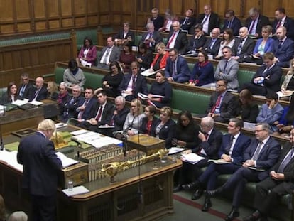 Boris Johnson, de costas, fala nesta terça-feira no Parlamento britânico.