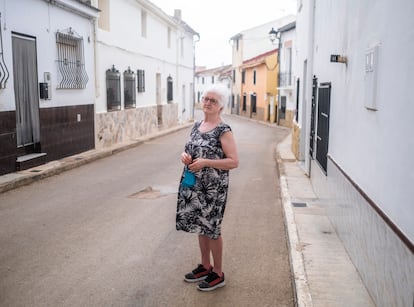 Felicidad Jiménez, en la puerta de su casa en la aldea Casas de Moya.