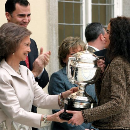 La reina Sofía entrega el Premio Reina Sofía a la amazona Beatriz Ferrer-Salat, durante el acto de entrega de los Premios Nacionales del Deporte 2004, celebrado hoy en el Palacio de El Pardo.