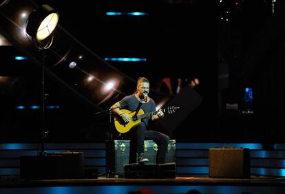 El cantautor guatecmalteco Ricardo Arjona, ganador del 'Premio a la Trayectoria Artistica', actuando en los Premios Billboard.