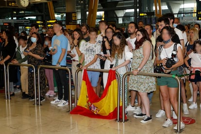 En declaraciones a los medios a su llegada este domingo al aeropuerto Adolfo Suárez Madrid-Barajas, Chanel ha señalado que lo mejor que se lleva del certamen es “la experiencia” y el “trabajo duro de tantos meses”. En la imagen, decenas de personas se han acercado al aeropuerto para recibir a la cantante.