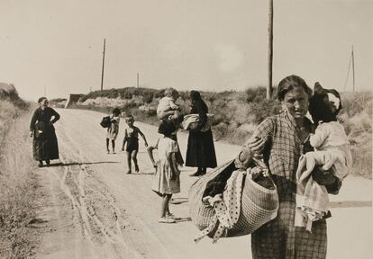 Una familia huye con lo puesto de los bombardeos en Tardienta (Huesca) en 1937 (VEGAP /CDMH).