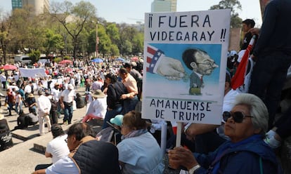 Los mexicanos protestan contra Trump en Ciudad de México.