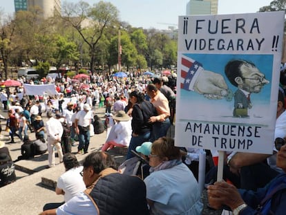 Los mexicanos protestan contra Trump en Ciudad de México.