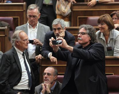 El diputado de Ezquerra, Joan Tardà, toma una fotografía durante el pleno en el que se ha votado la reforma de la Constitución.