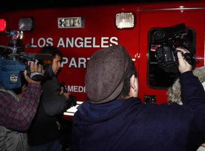 Los 'paparazzi' fotografían la ambulancia que transporta a Britney Spears hasta el hospital.