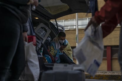 Eliezer lleva hospitalizado tres días en Centro Médico por complicaciones derivadas de la covid-19. Sus familiares esperan día y noche en su camioneta a recibir instrucciones de los médicos, que pueden salir a buscarles a cualquier hora. En la imagen, varios de ellos ordenan los medicamentos que les han solicitado comprar.