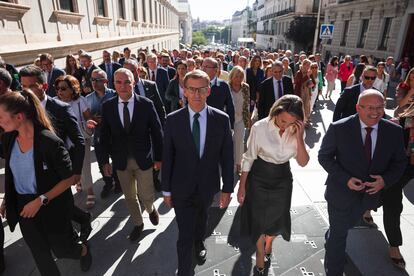 El líder del PP, Alberto Núñez Feijóo, acompañado de los diputados populares en el exterior del Congreso, este viernes. 
