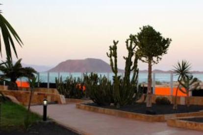 Terraza del Gran Hotel Natura, en Corralejo (Fuerteventura), con la isla de Lobos al fondo.