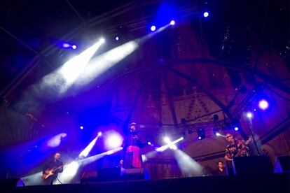 Sisa, acompanyat de Joan Miquel Oliver i Quimi Portet a l'escenari de l'avinguda Catedral.