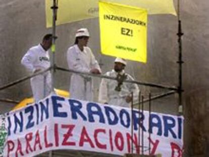 Imagen de activistas de la organización ecologista Greenpeace en la incineradora de Bilbao