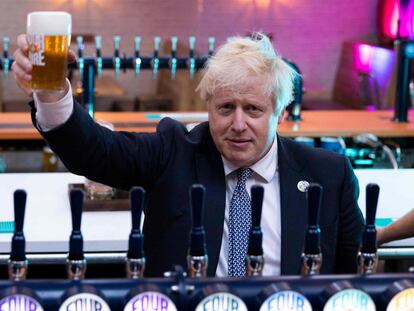 Boris Johnson levanta una pinta de cerveza en una cervecería londinense este miércoles