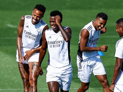 Vinicius ríe con Militão y Rodrygo en el entrenamiento del sábado en Valdebebas.