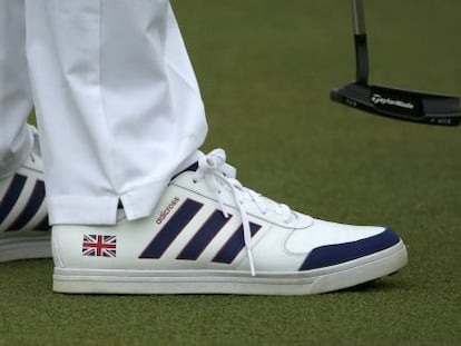 Un golfista en los Juegos Olímpicos de Rio 2016 con zapatillas de Adidas.