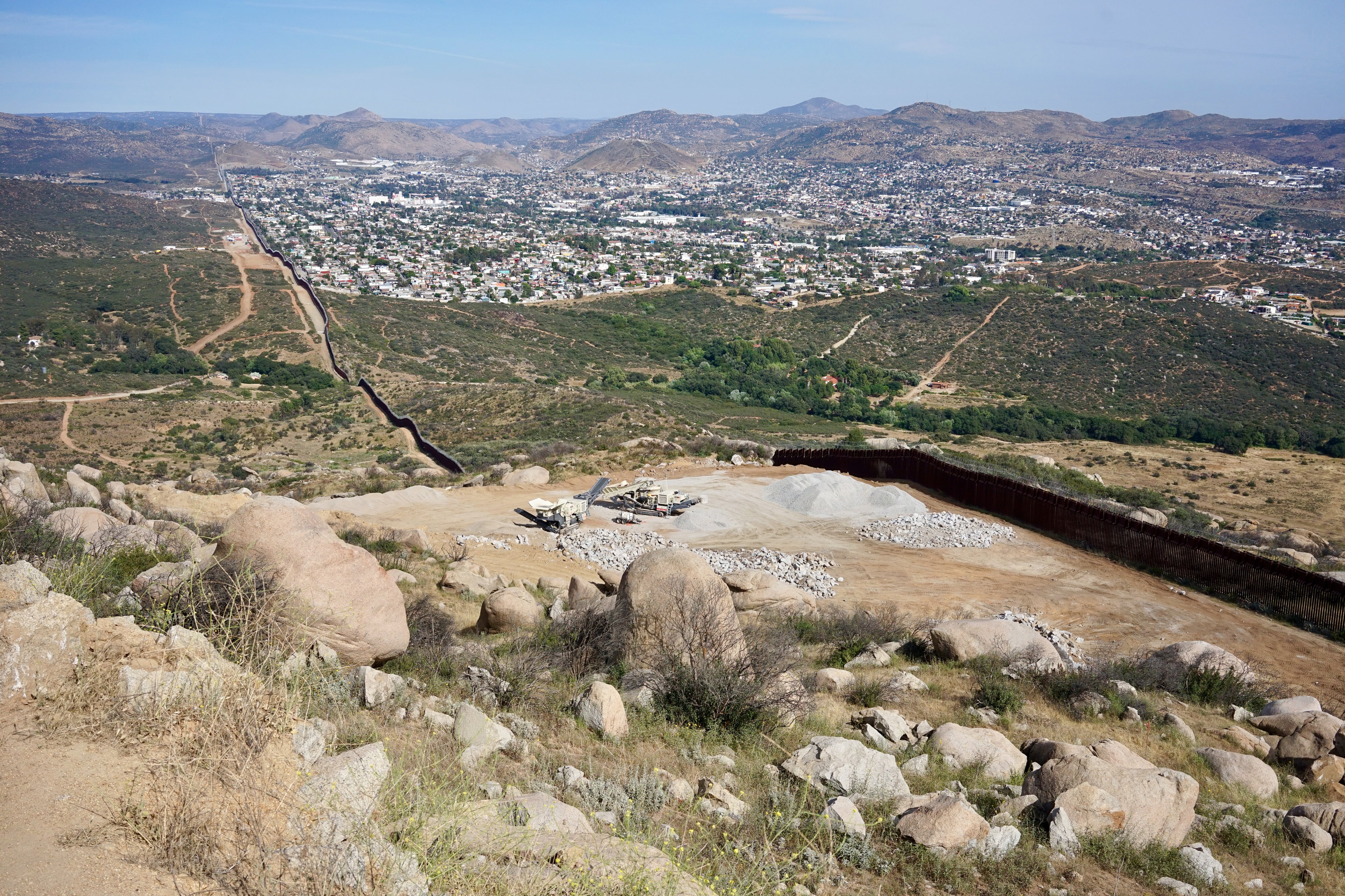 Construcción de un tramo del muro fronterizo en el pico Tecate, en el desierto alto al este de San Diego, entre Estados Unidos y México, el 7 de marzo de 2026.