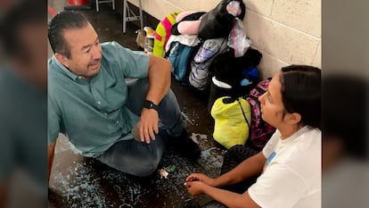 Michael DeBruhl chatting with a migrant at a Texas shelter.