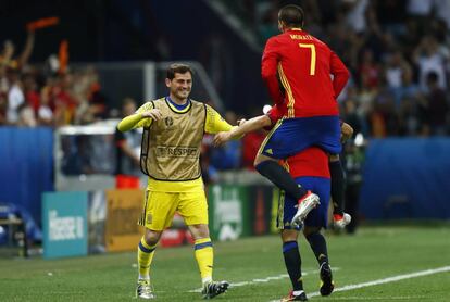 Casillas felicita a Nolito por su gol.