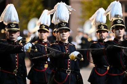 Isabel de Bélgica, junto a sus compañeros de promoción, en la jura de bandera el 26 de septiembre de 2023.