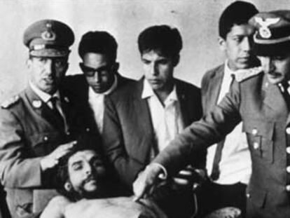 El autor de los reportajes se entrevistó con Félix Rodríguez, un ex agente de la CIA de origen cubano que interrogó al <b>Che</b> Guevara en Bolivia, en 1967, tras su captura. Se sospecha que Rodríguez transmitió la orden de matarle. La entrevista se realizó en Miami, residencia del ex agente. La fotografía muestra el cadáver del líder revolucionario rodeado de militares bolivianos.