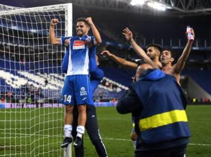 Melendo celebra junto a la afici&oacute;n del Espanyol. 