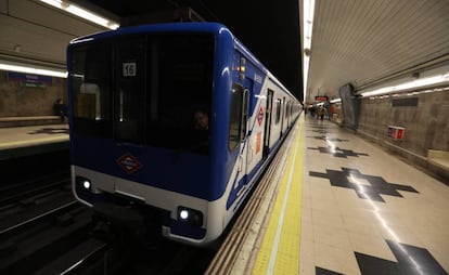 Vagones del Modelo 5.000 circulando por la Línea 9 de Metro de Madrid. 