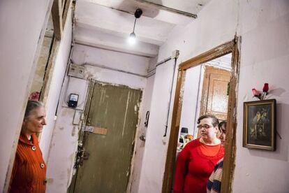 Las deficiencias estructurales son visibles en el piso del Raval de Maria Pilar Salvador.